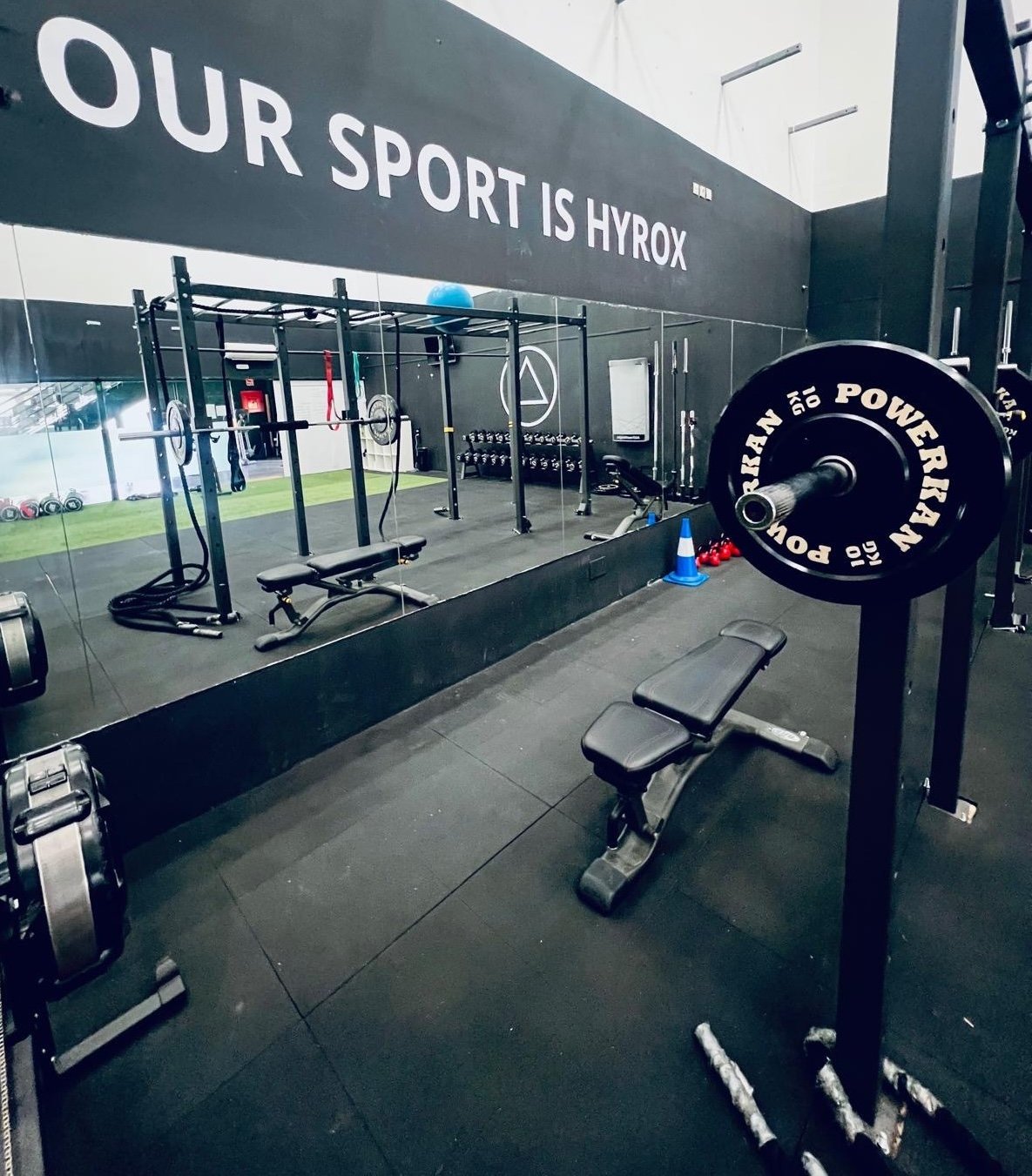 Zona de cardio y estaciones HYROX en Kairos Las Rozas