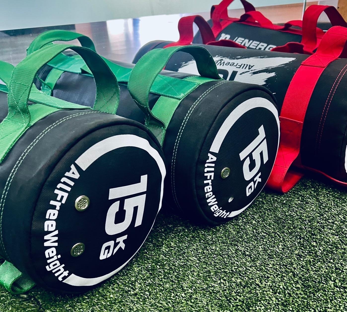 Sala de entrenamiento y área de musculación en Kairos Las Rozas