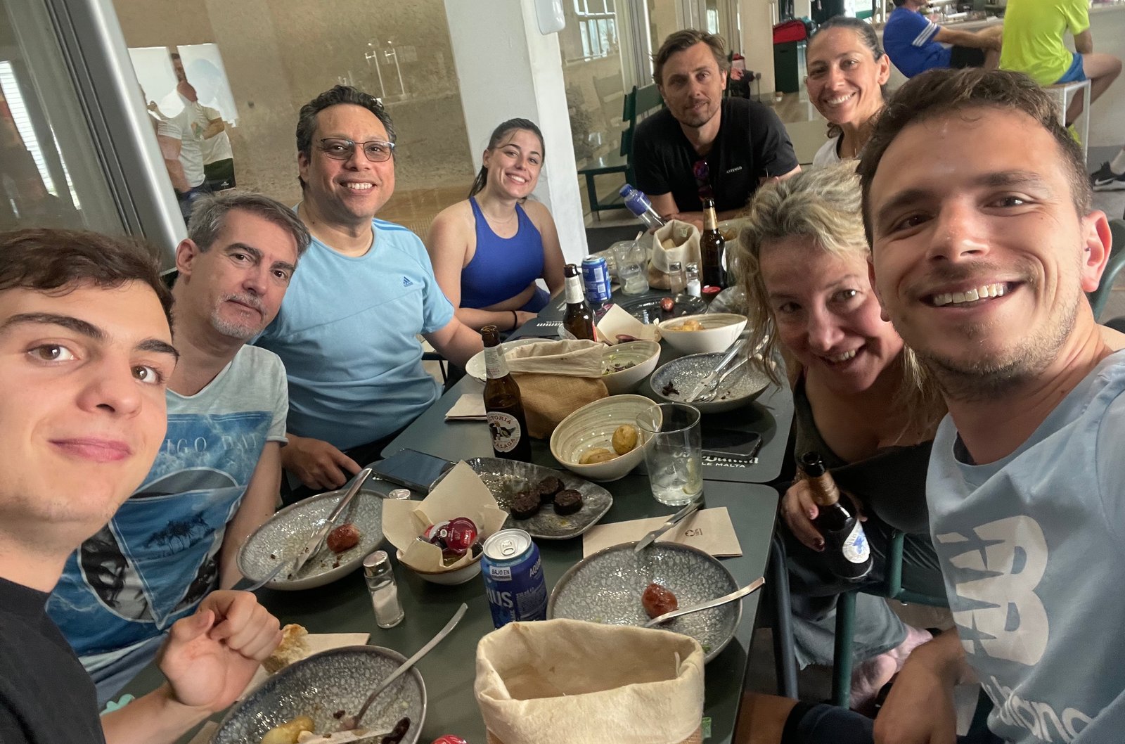 Entrenador y cliente en sesión personalizada en Kairos